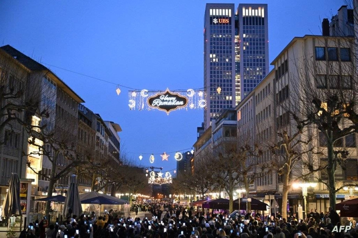 


زينة رمضان في قلب المدينة الألمانية                            (مكة) 