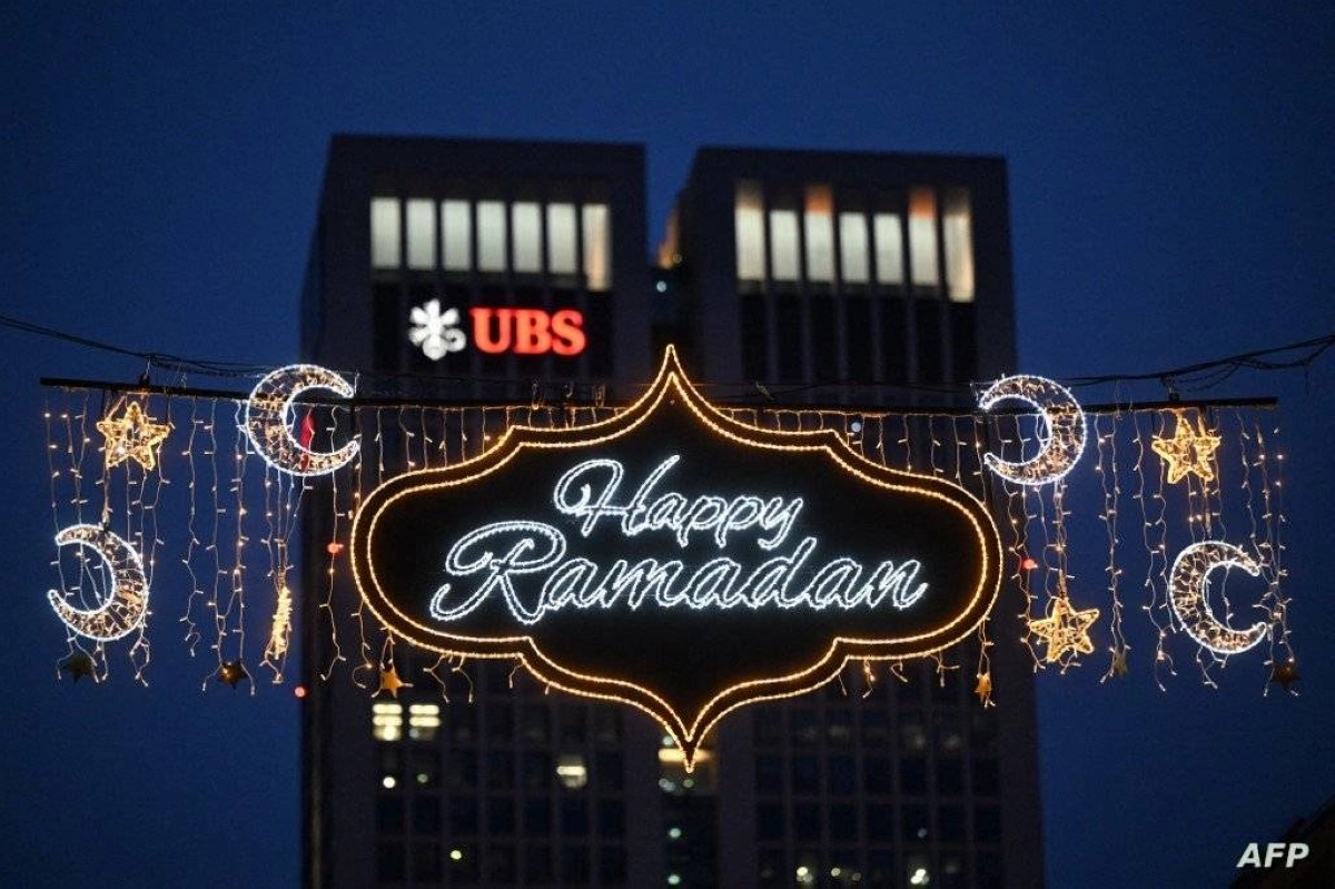 لافتة ضوئية تقول رمضان مبارك)