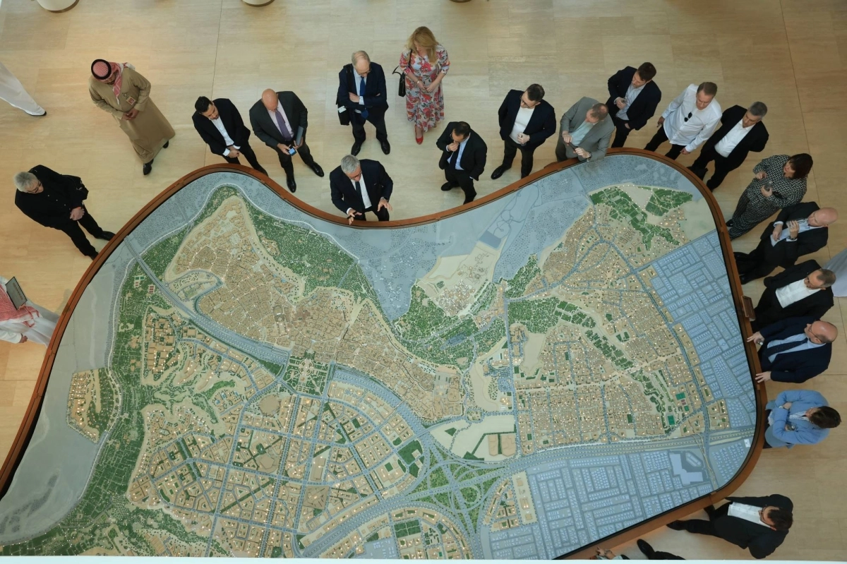 


زوار يطلعون على المخطط التطويري للدرعية 