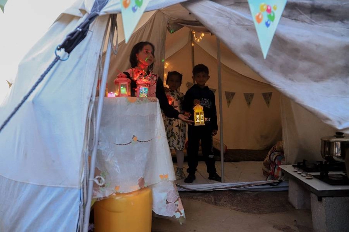 


زينة رمضان رغم الجوع والتشريد                                                                         (مكة) 

أطفال غزاويون يزينون خيمتهم بفوانيس رمضان 