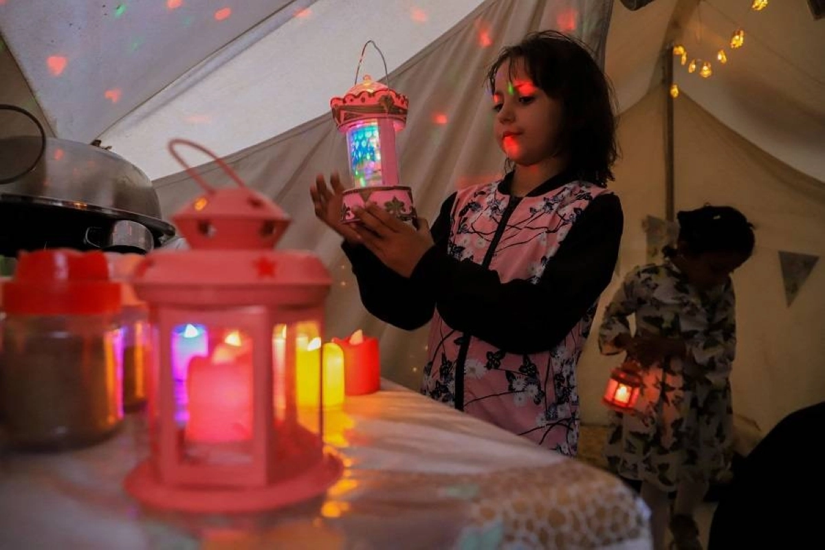 طفلة غزاوية تداري جراحها بفانوس