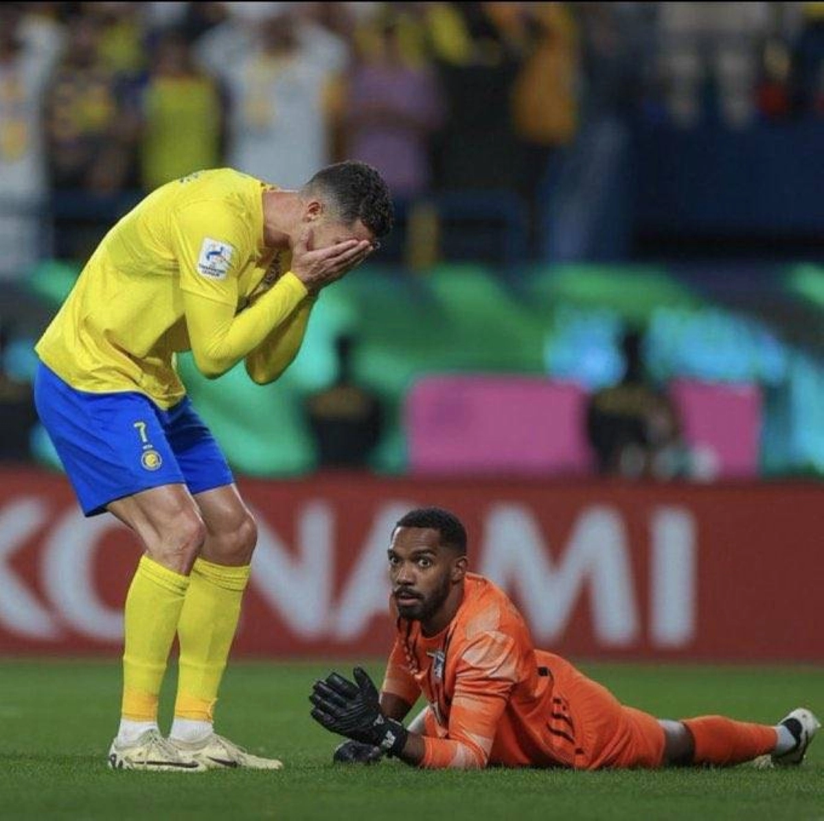 


حسرة رونالدو بعد إهداره فرصة التسجيل 