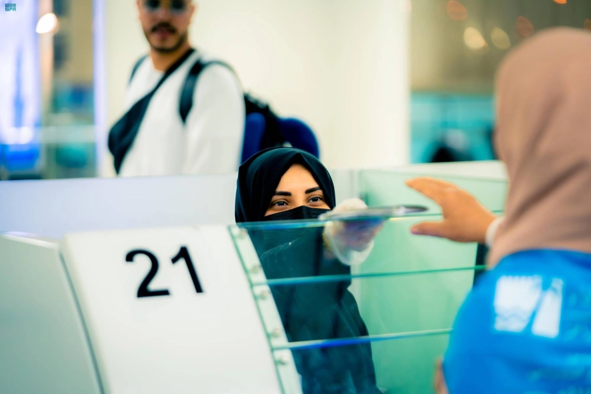 إنهاء إجراءات المعتمرين بالكاونترات المتنقلة