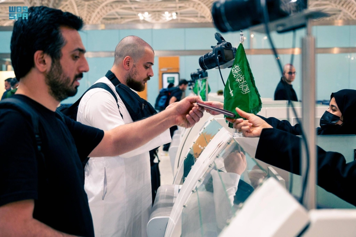 تسليم جوازات المعتمرين بعد إنهاء الإجراءات                                               (مكة)