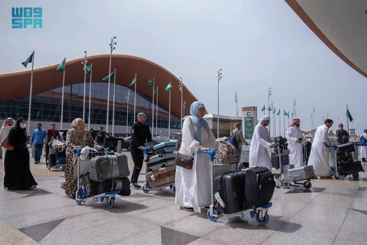 


معتمرون خلال المغادرة                     (مكة) 