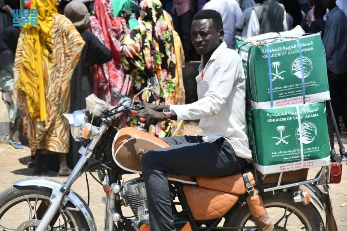 شاب سوداني يحمل السلال السعودية (واس)