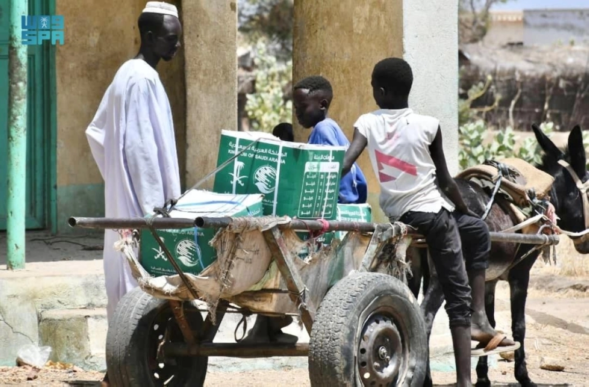 سودانيون يحملون السلال على طريقتهم