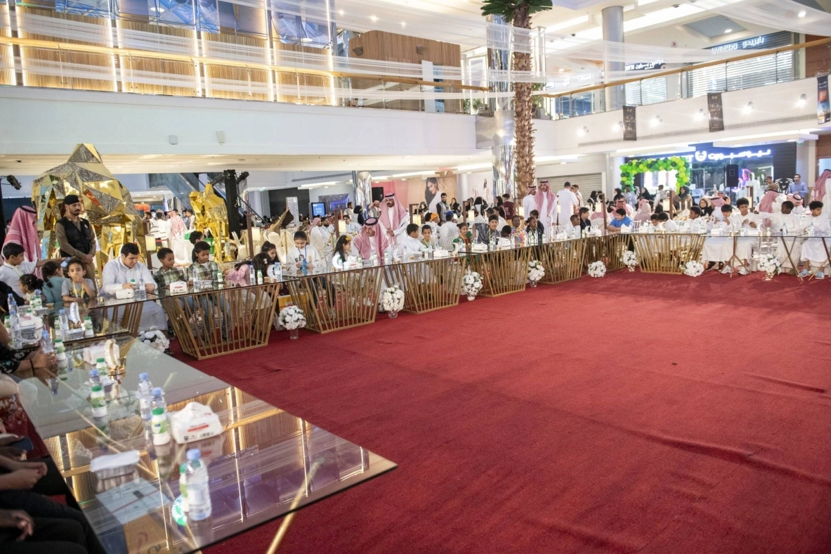 سعود بن عبدالله في لقطة أبوية مع الأيتام                               (مكة)