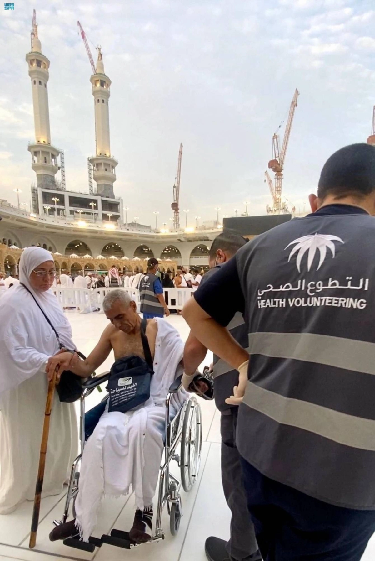 


متطوعو الصحة يساعدون كبار السن       (مكة) 