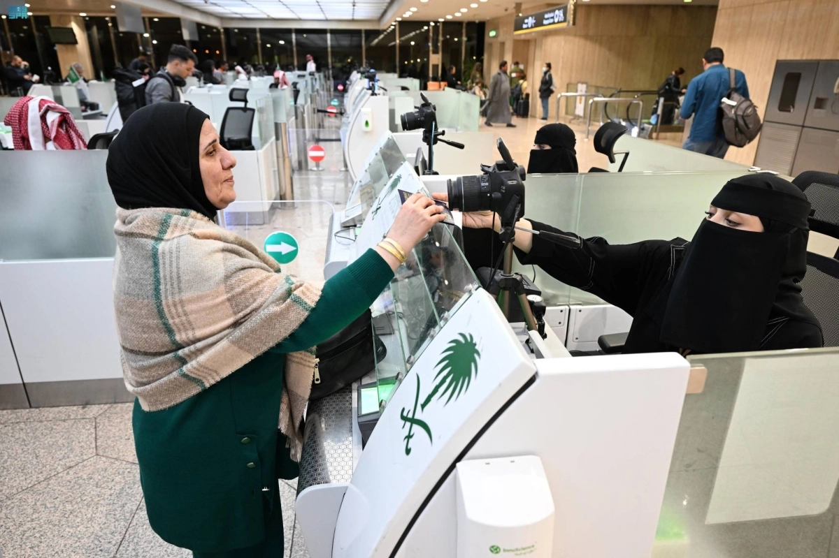 


موظفة تنهي إجراءات مسافرة                    (مكة) 