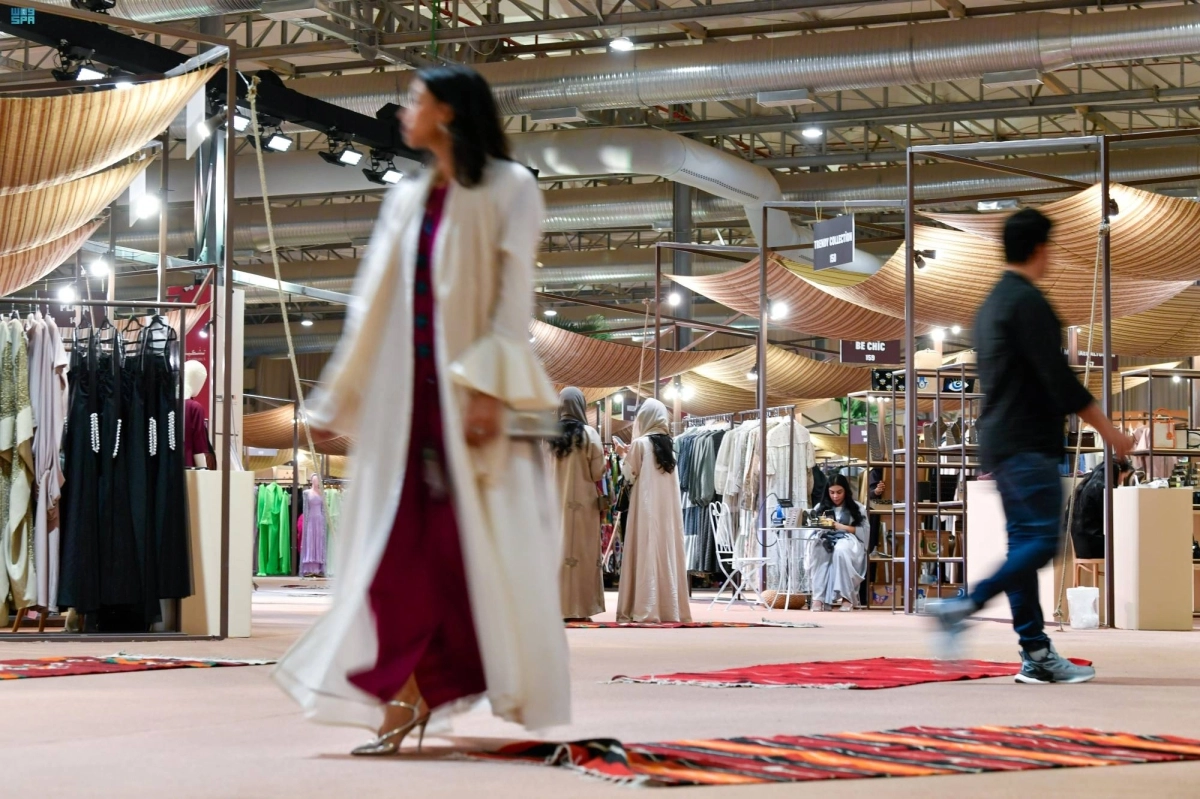 من تصاميم الأزياء المشاركة                                                       (مكة)