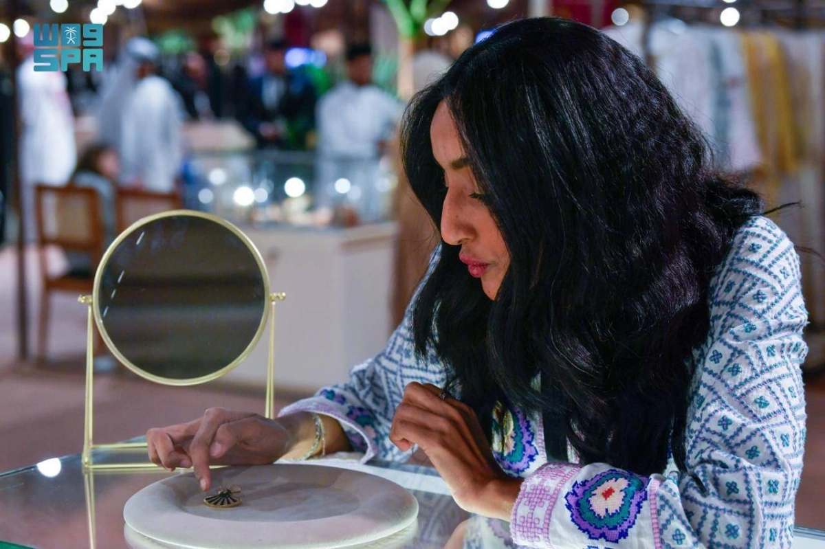 


إحدى المصممات خلال المعرض                                     (مكة) 