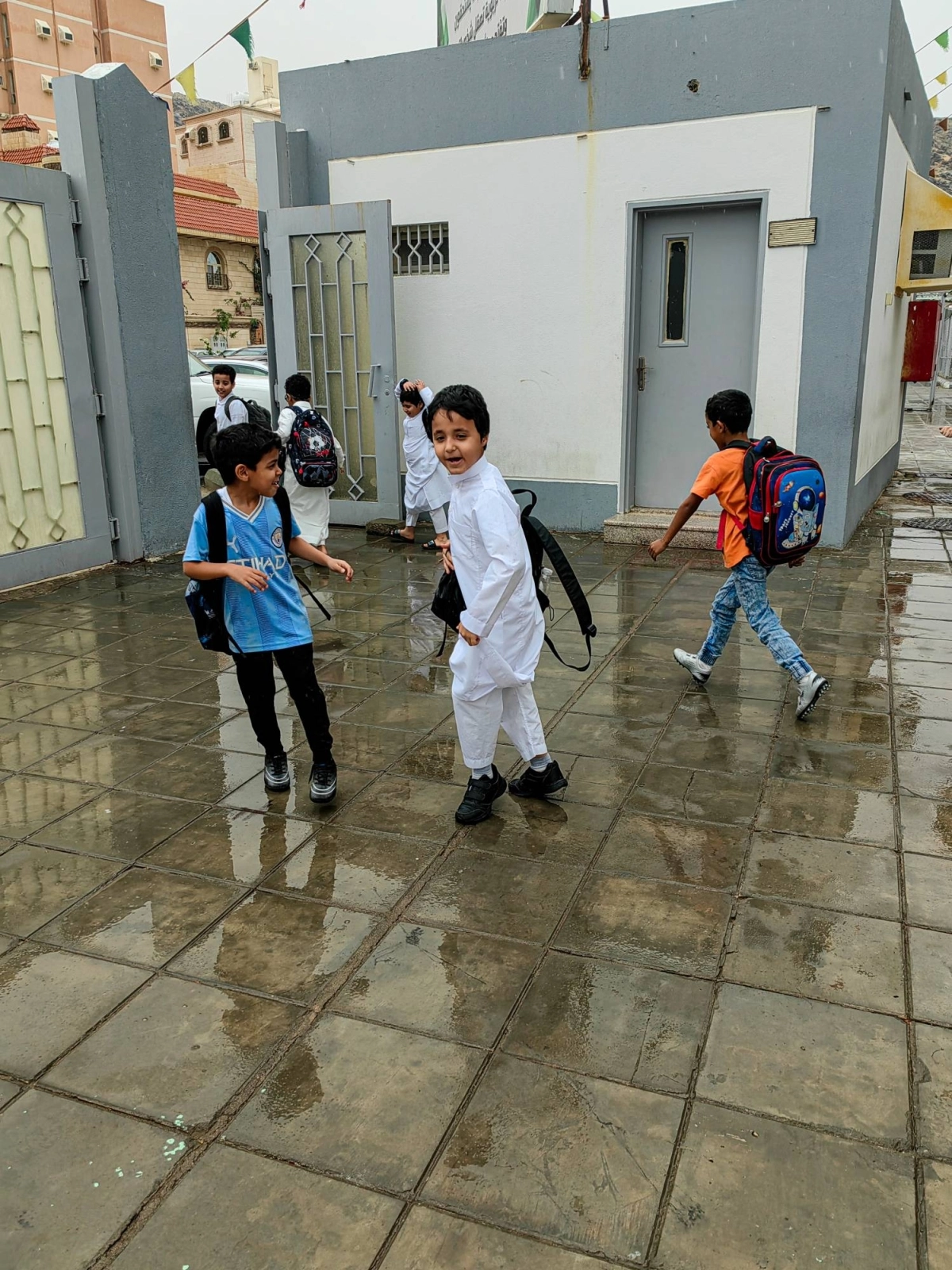 (أنس الحارثي)