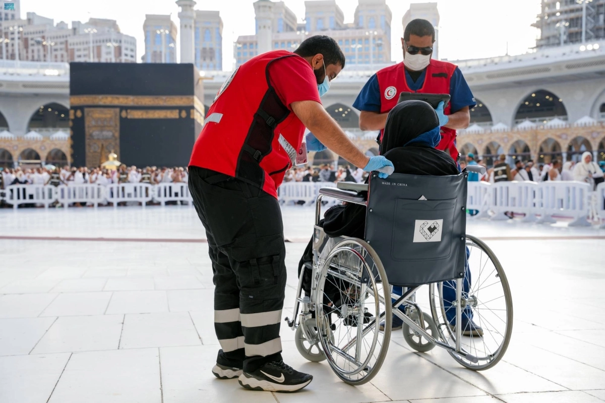 


مباشرة إحدى الحالات الإسعافية                (مكة)     