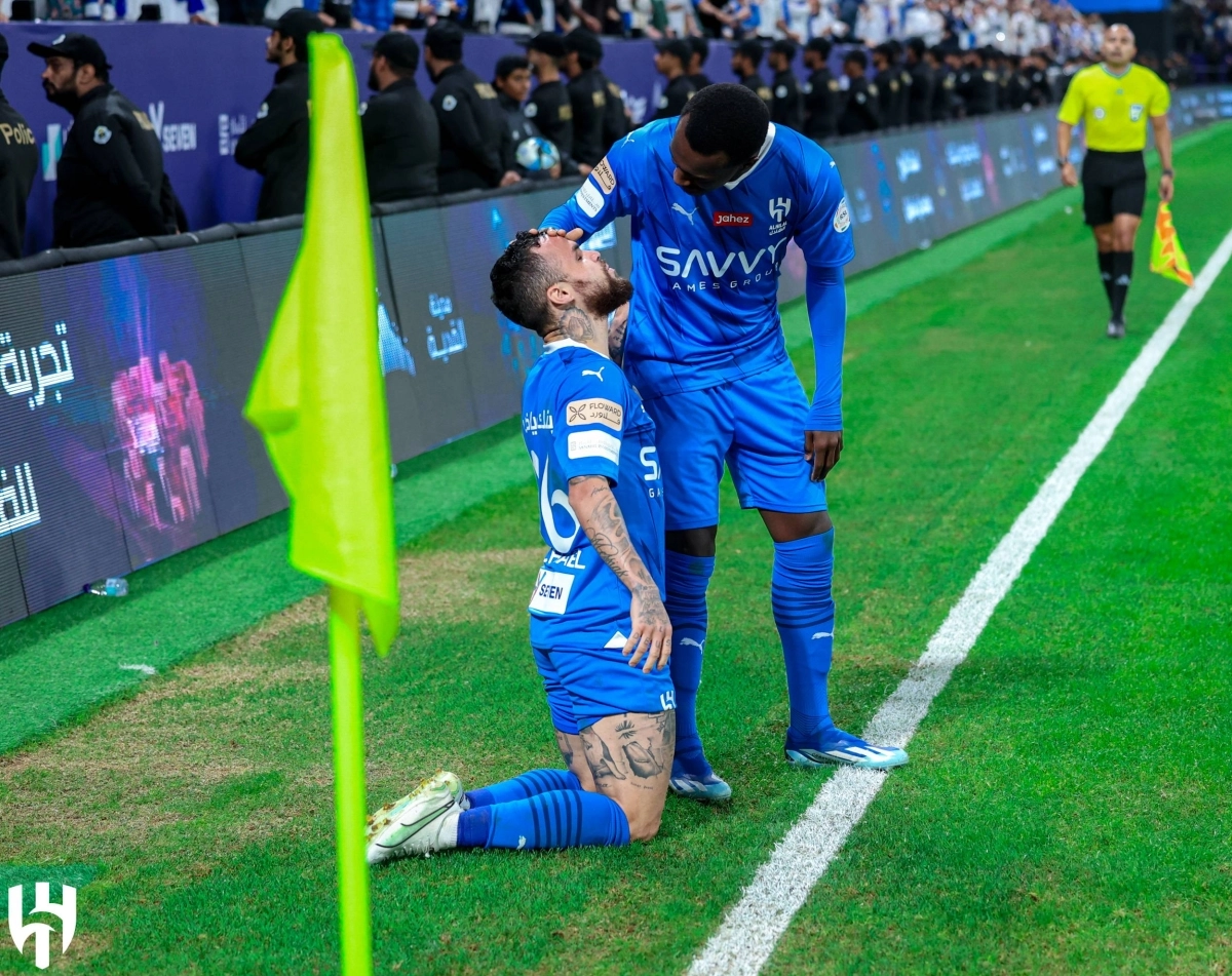 


ميشيل يحتفل بهدفه 