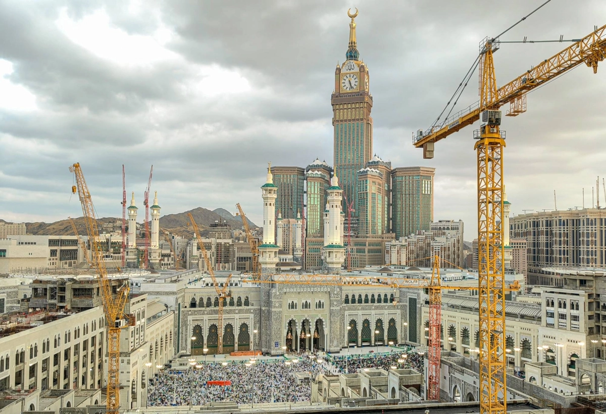 يستعد الصائمون من المعتمرين والمصلين والزوار لتناول الإفطار في ساحات المسجد الحرام أمام التوسعة الشمالية لينعموا بشرف الزمان والمكان، لليوم الـ13 من رمضان، بينما تلهج ألسنتهم بالدعاء والابتهال إلى
الله عز وجل. (أنس الحارثي)