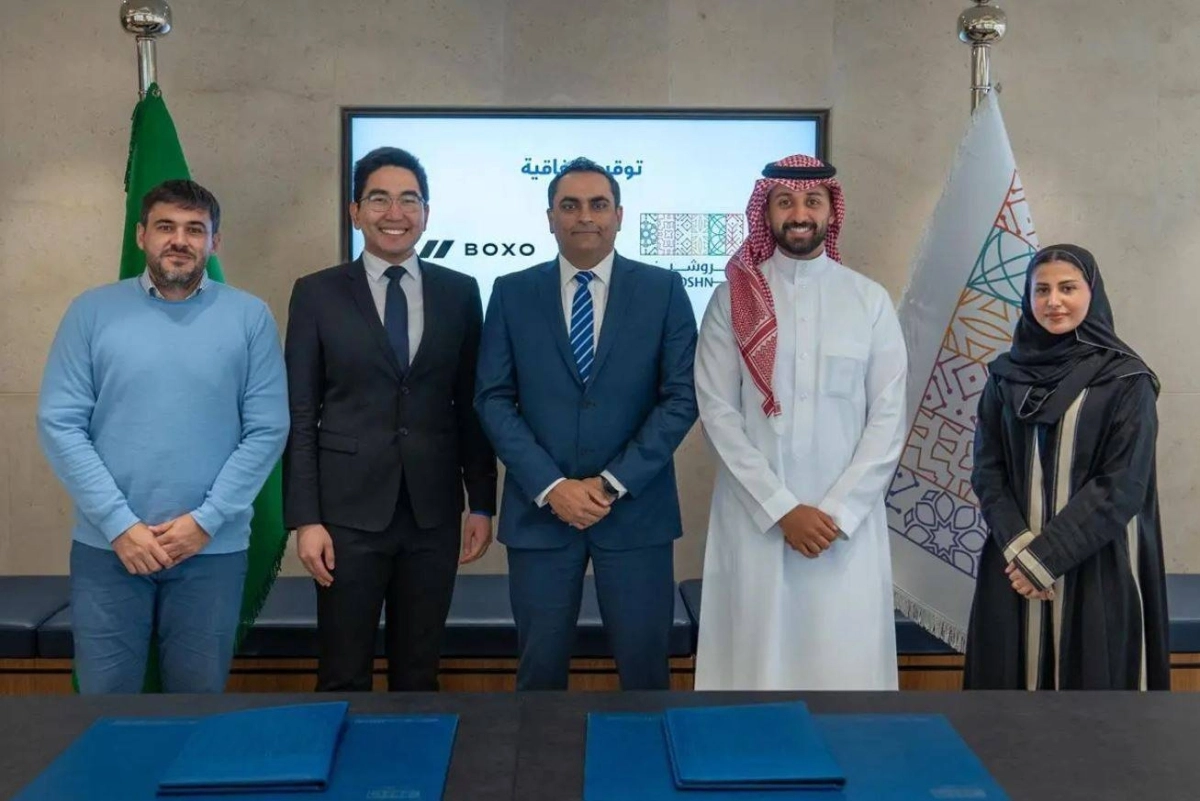 


على هامش التوقيع 