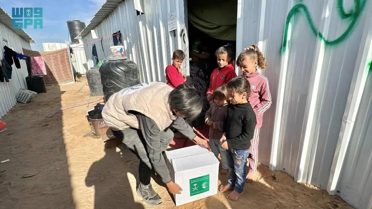 


توصيل السلة إلى إحدى خيام النازحين                     (واس) 