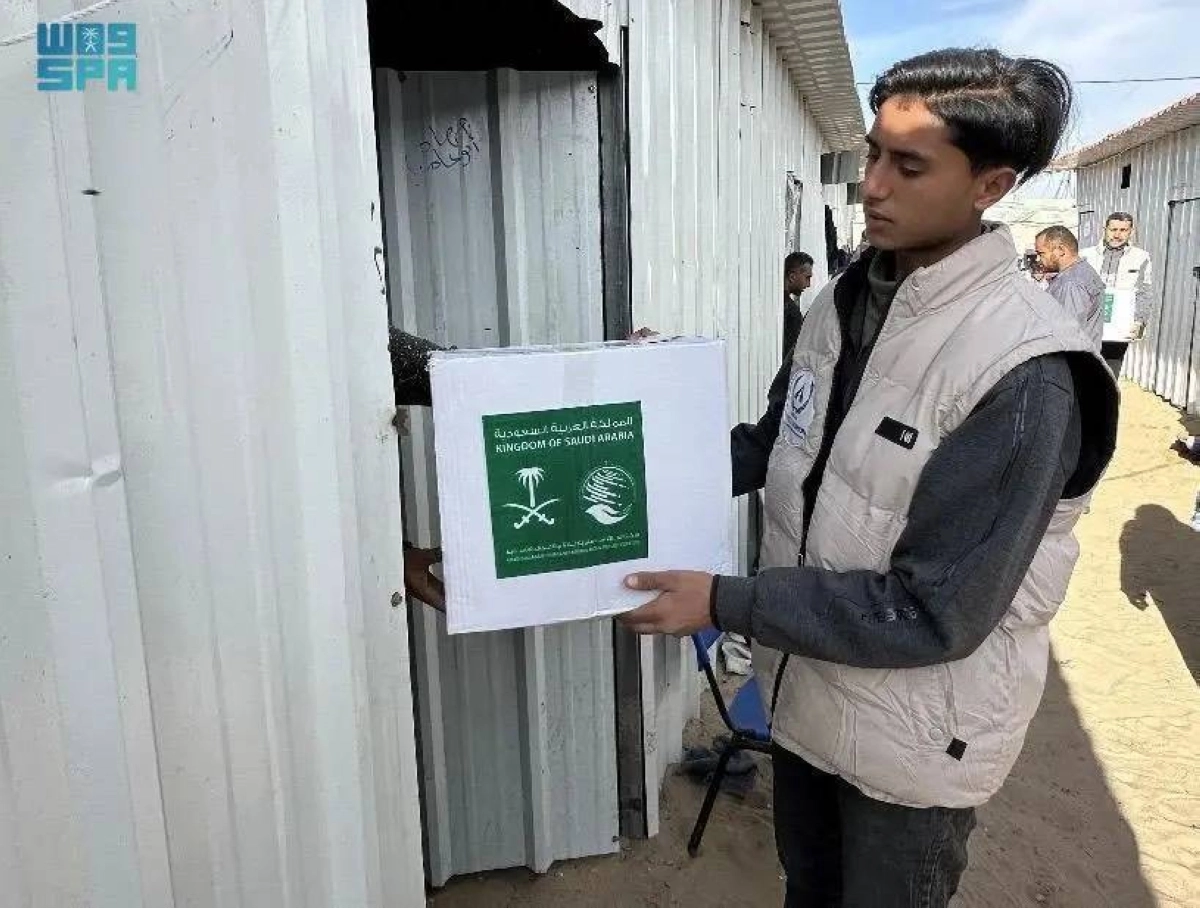 متطوع يحمل السلة إلى المستفيد