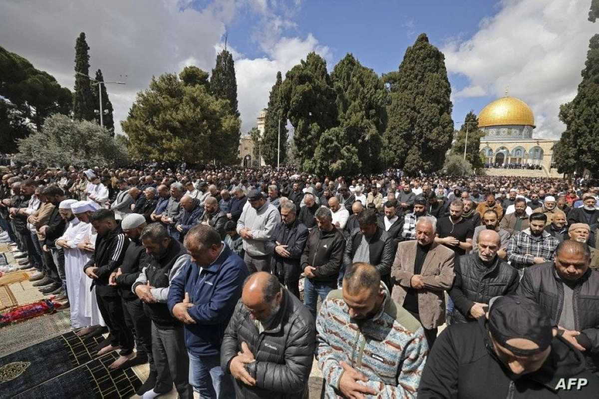 صلاة التراويح في ساحة الأقصى (مكة)