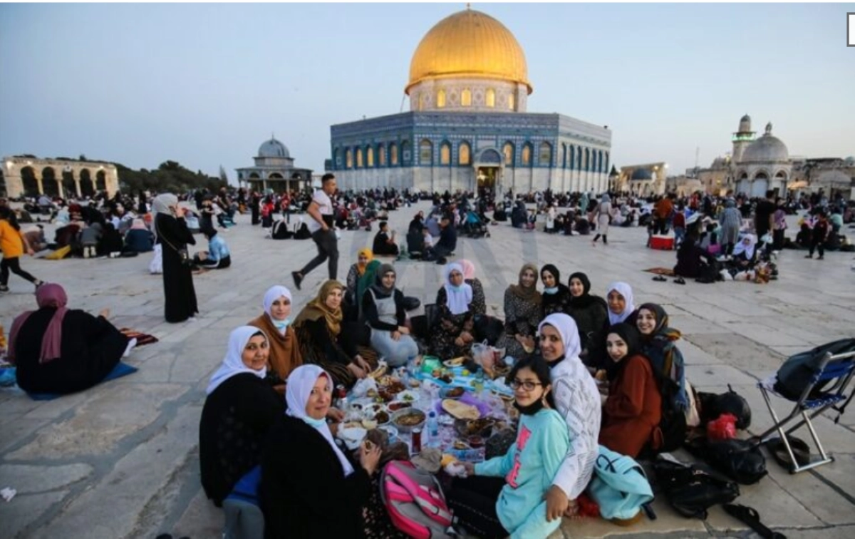 


أسرة تفطر أحد أيام رمضان بجوار الأقصى                                                                (مكة) 