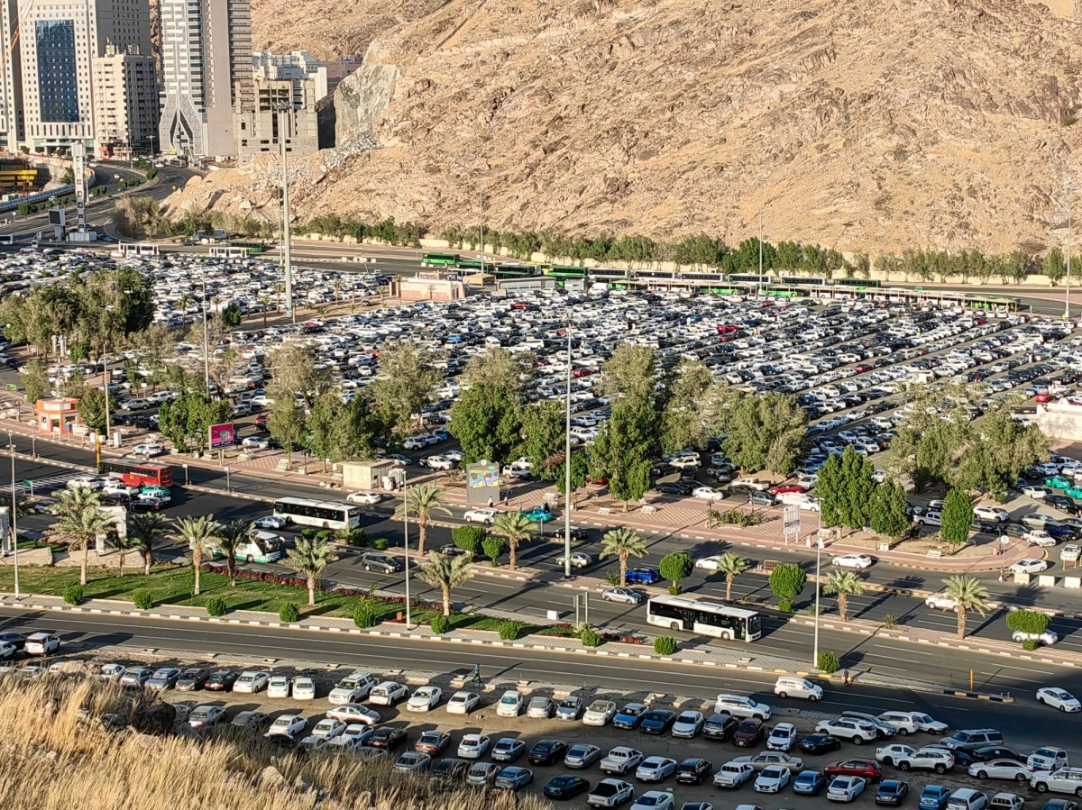 
تنتظم آلاف السيارات الصغيرة والكبيرة والمتوسطة في مكان واحد وعلى مدار 24 ساعة تحت رقابة مشددة بمواقف كدي، فضلا عن توفير حافلات مجهزة توصل للمسجد الحرام ذهابا وإيابا، لخدمة ضيوف بيت الله الحرام القادمين من جميع أصقاع الأرض. (أنس الحارثي)