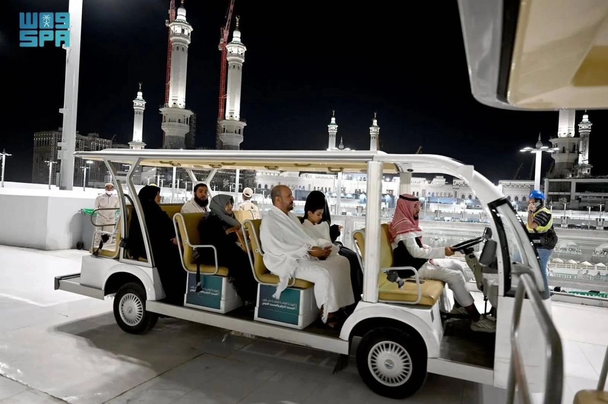 


نقل المعتمرين بعربات القولف                           (مكة) 