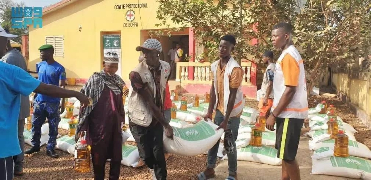 


من توزيع السلال الغذائية في غينيا                               (واس) 