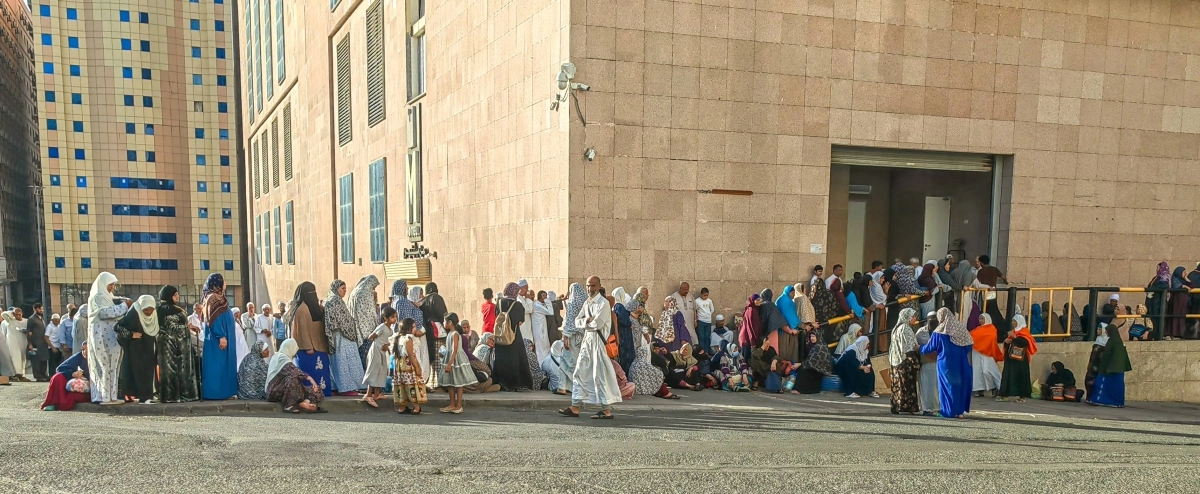 
تعمل بعض الجهات على توزيع الصدقات بطريقة عشوائية مما يضطر كبار السن من المحتاجين والضعفاء إلى الانتظار طويلا تحت أشعة الشمس والسير وسط الطرقات، معرضين حياتهم للخطر. (أنس الحارثي)