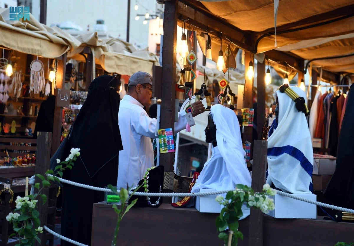 


زوار يطلعون على الأزياء التقليدية      (مكة) 