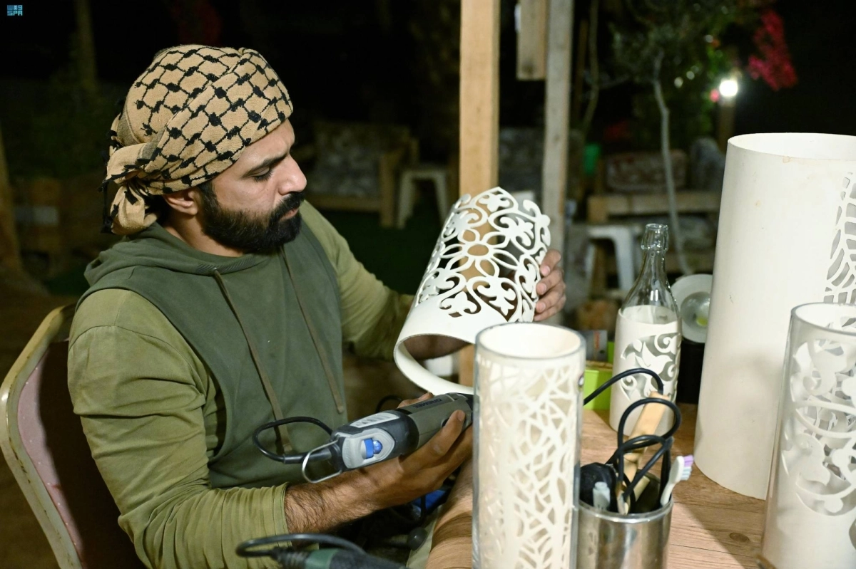 


العنزي ينجز عملا فنيا                      (مكة) 