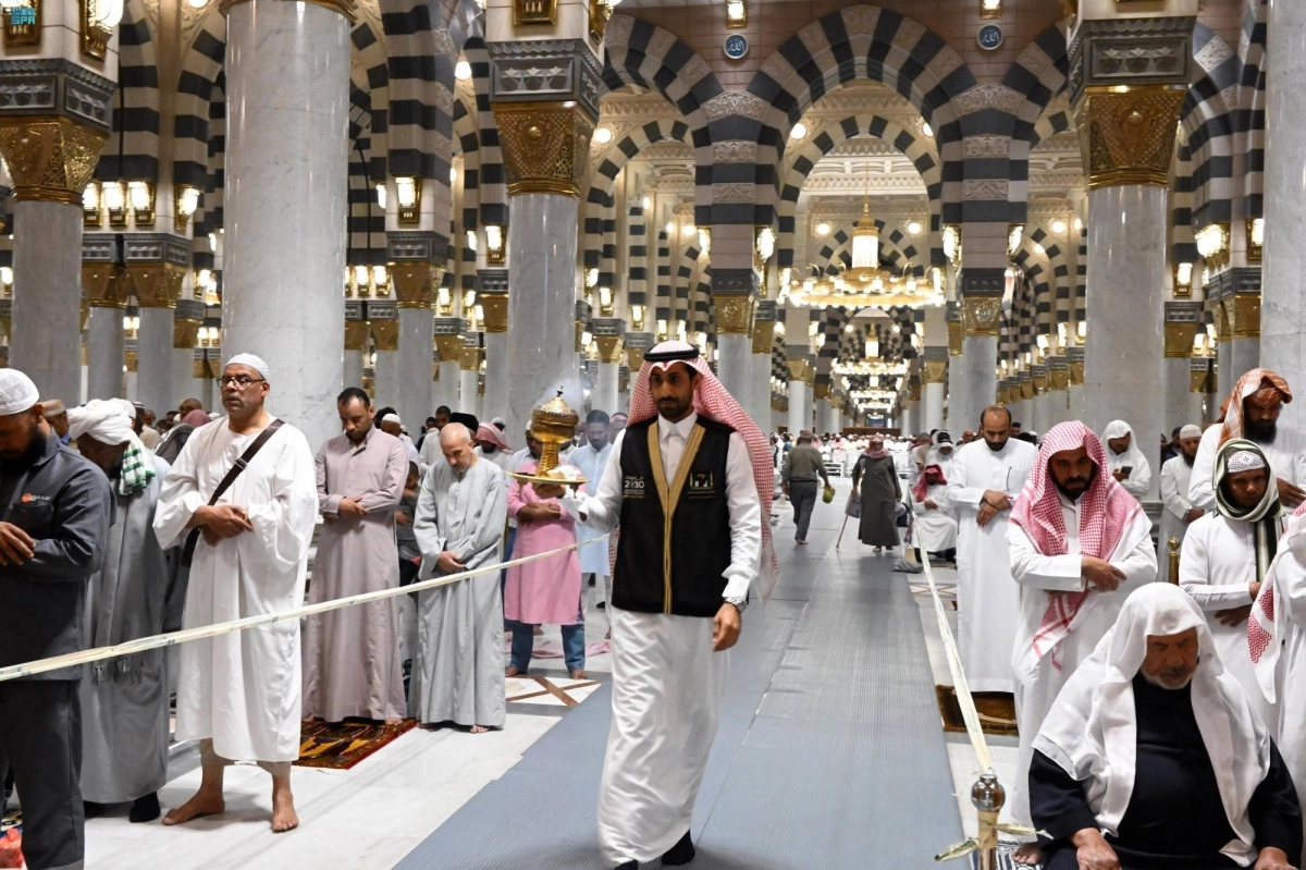 


موظف خلال تبخير المسجد النبوي                                              (مكة) 