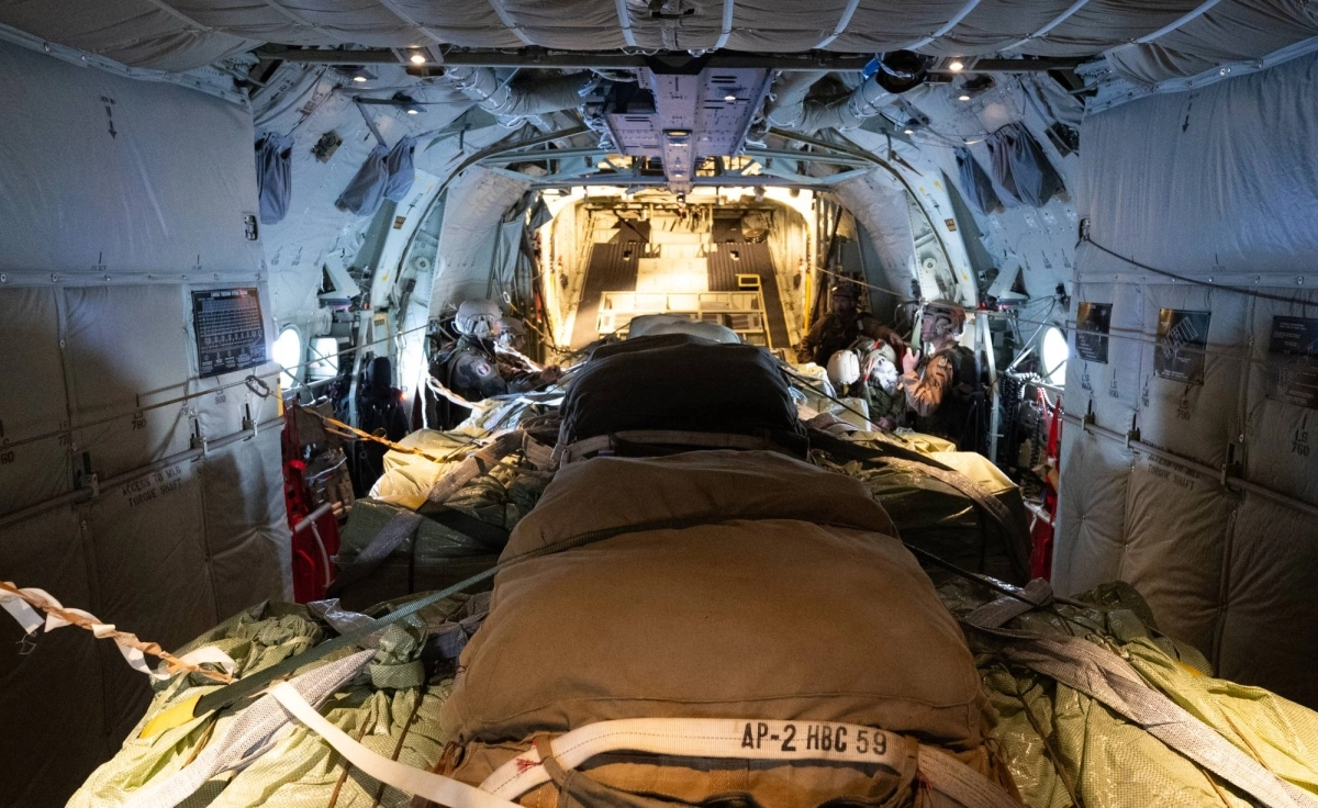 


عمليات إسقاط مساعدات جوا على غزة                                              (د ب أ) 