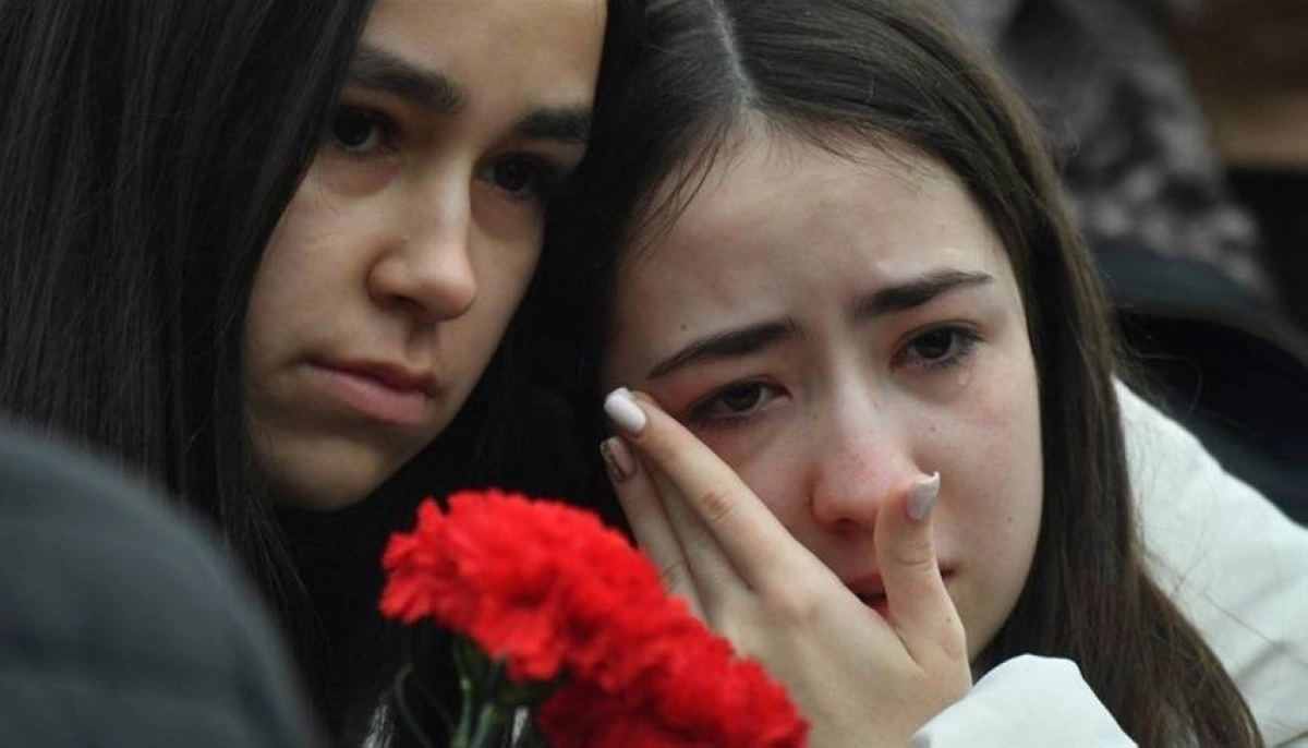 


فتاتان تبكيان على ضحايا مجزرة موسكو  