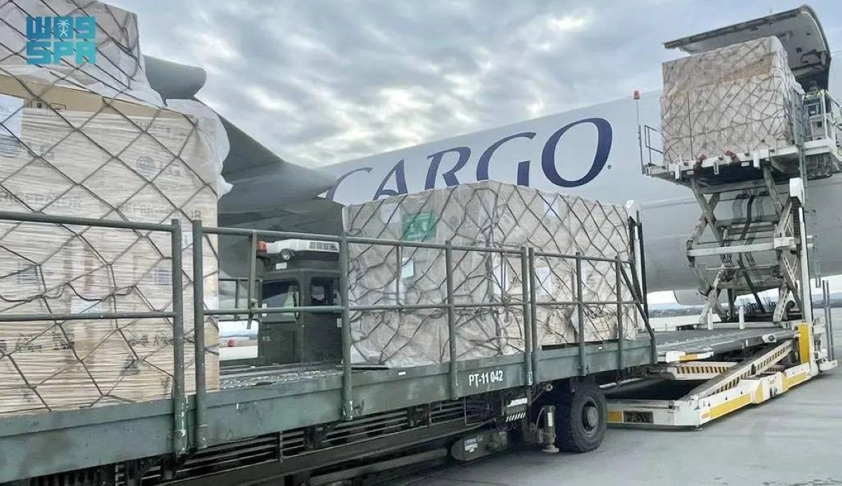 الطائرة لحظة تنزيل حمولتها