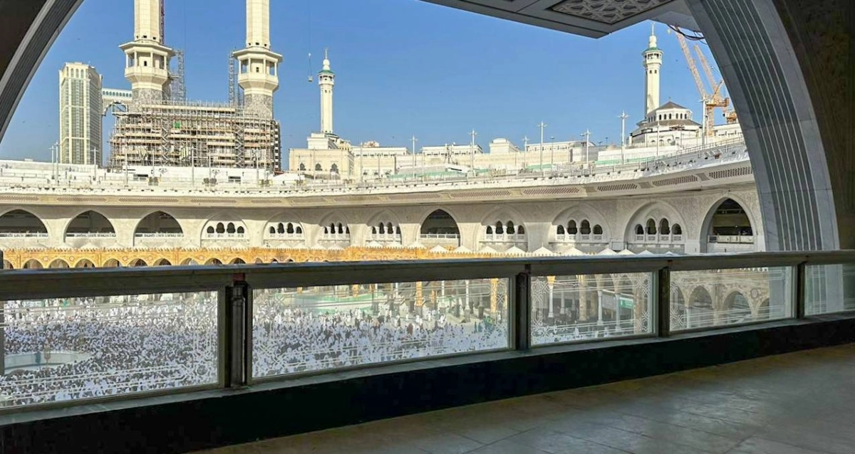 
أقواس جمالية ذات طابع إسلامي جذاب حول صحن المطاف تطل على الكعبة المشرفة، ملبسة بالرخام الأبيض، تتخللها نقوش تجميلية، فيما تعمل جهات الاختصاص على استكمال الجزء المتبقي كنوع جديد من التصميم والنقوش التي تضفي على صحن المطاف جمالا ورونقا. (أنس الحارثي)