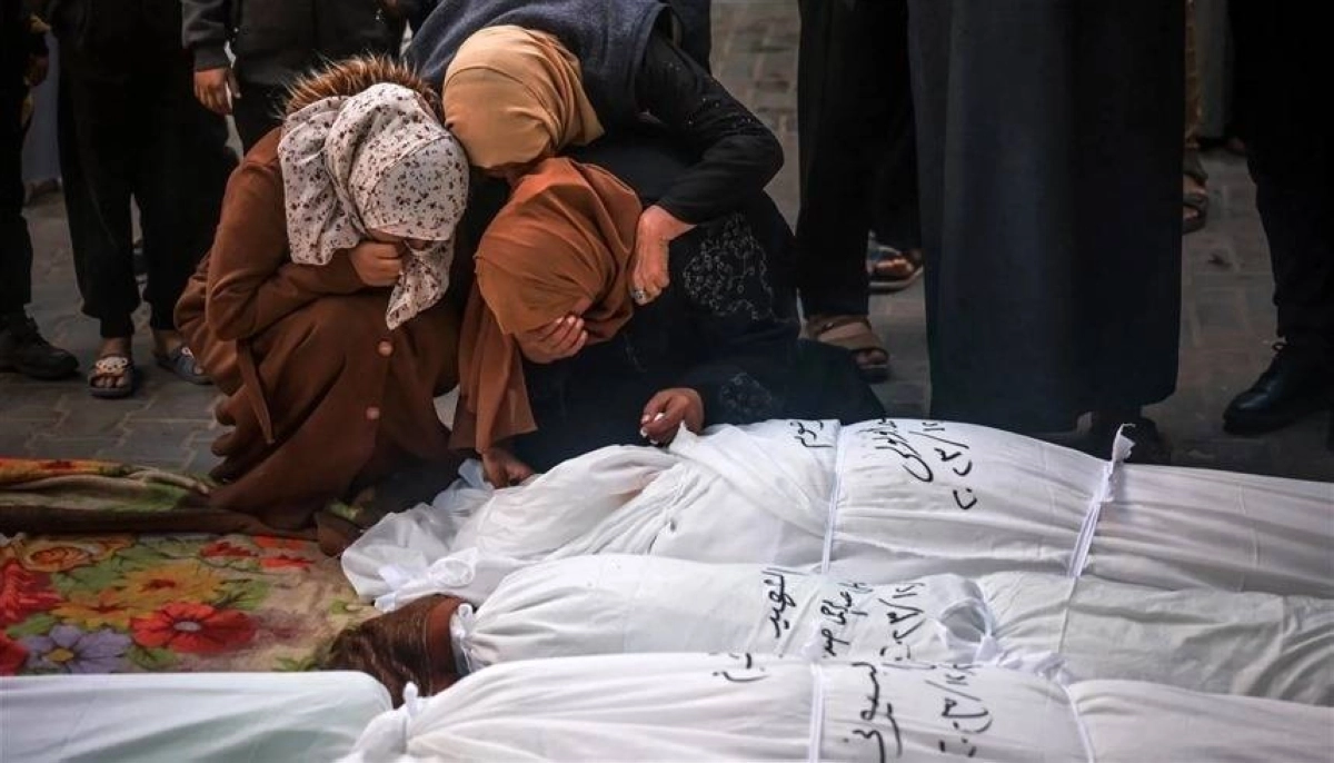 


أسرة فلسطينية تبكي شهداءها                                                                     (مكة) 