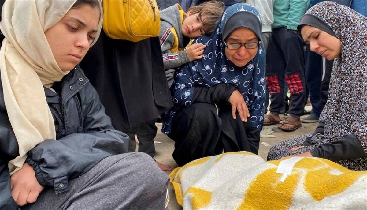 


أسرة فلسطينية تودع أحد أفرادها 