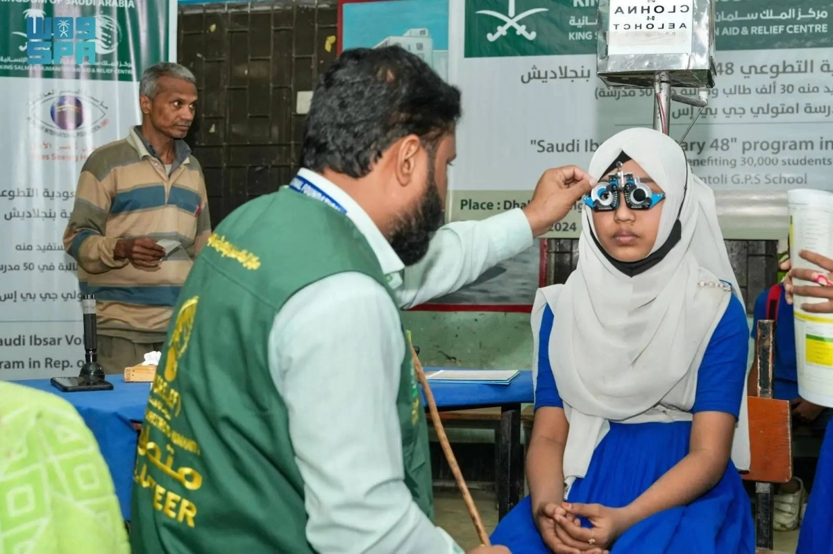 طبيب سعودي يكشف على طالبة بنجلاديشية (واس)