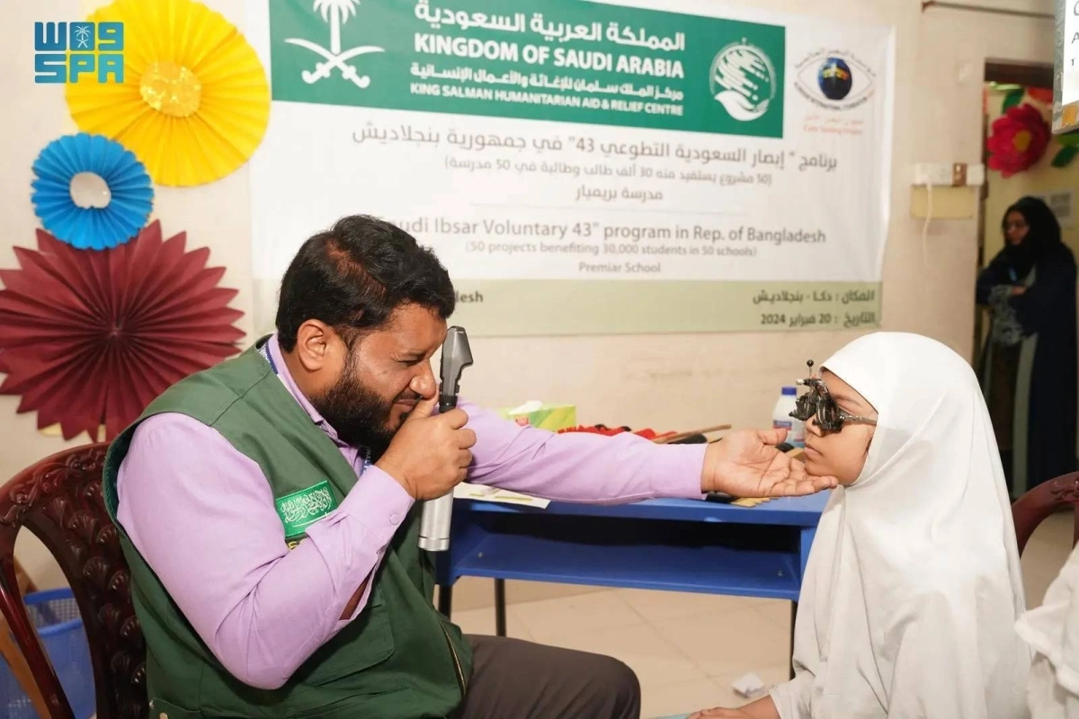 كشف على عيون احدى الطاليات