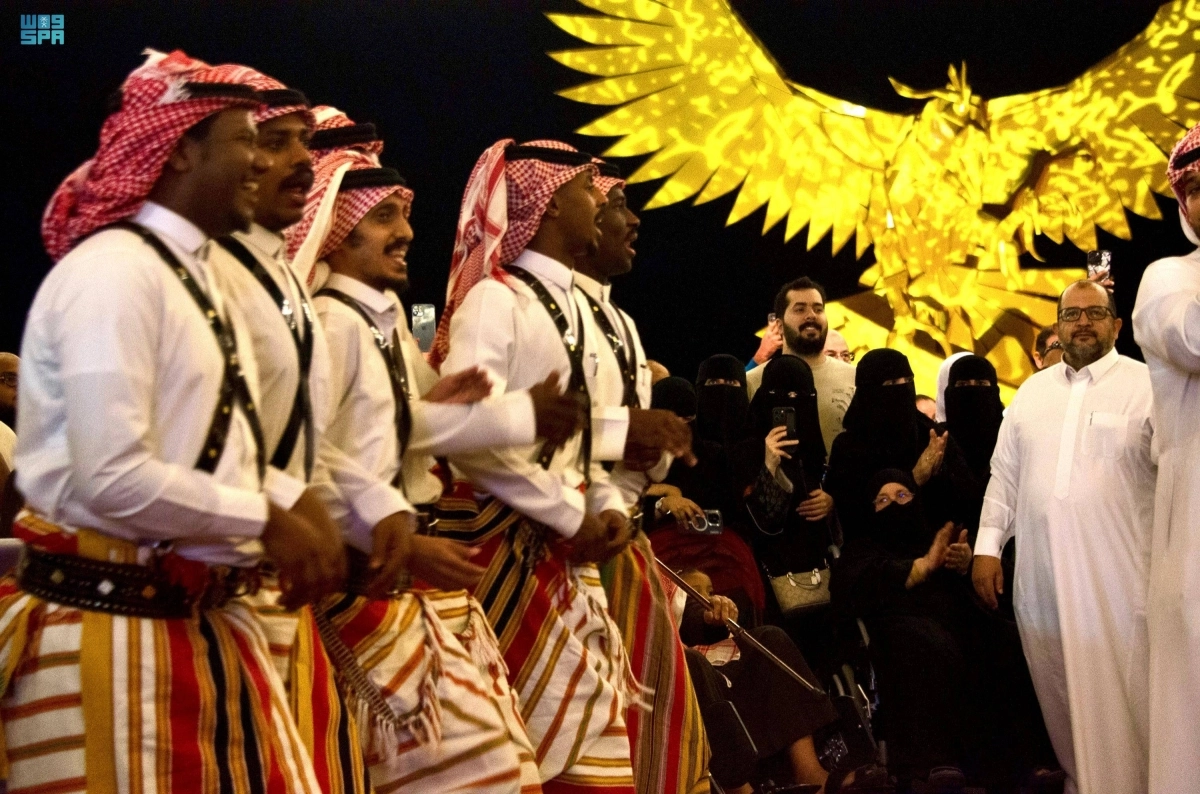 


فرقة شعبية تؤدي عرضا                (مكة) 