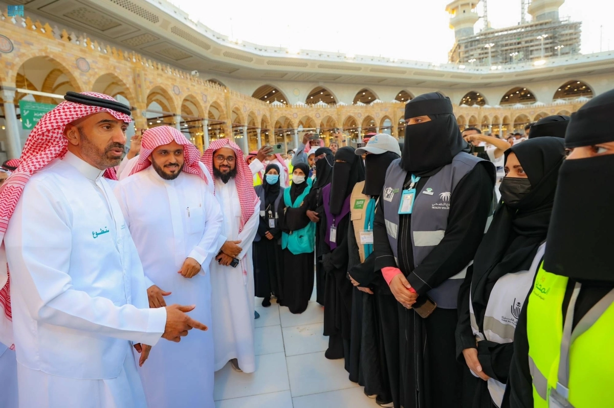 


أحمد الراجحي خلال تفقده المتطوعين بالمسجد الحرام                                                                (مكة) 