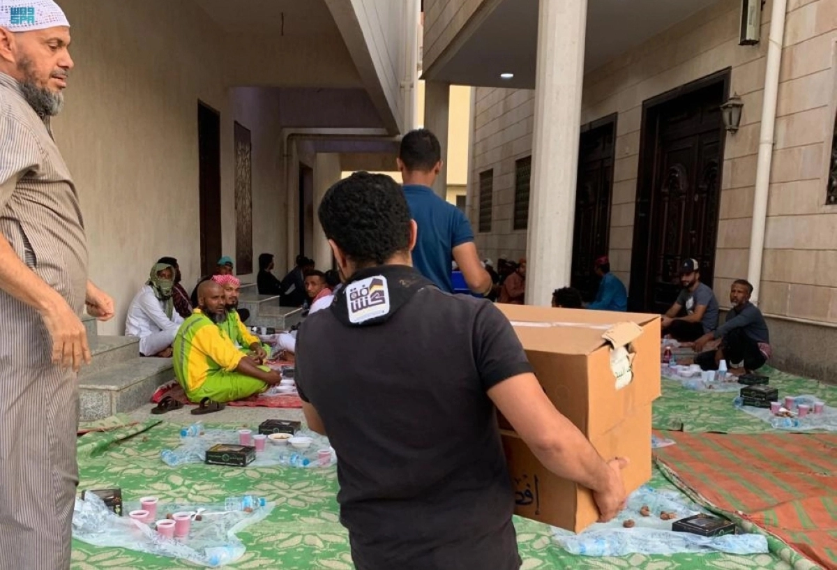 من توزيع الوجبات  (مكة)