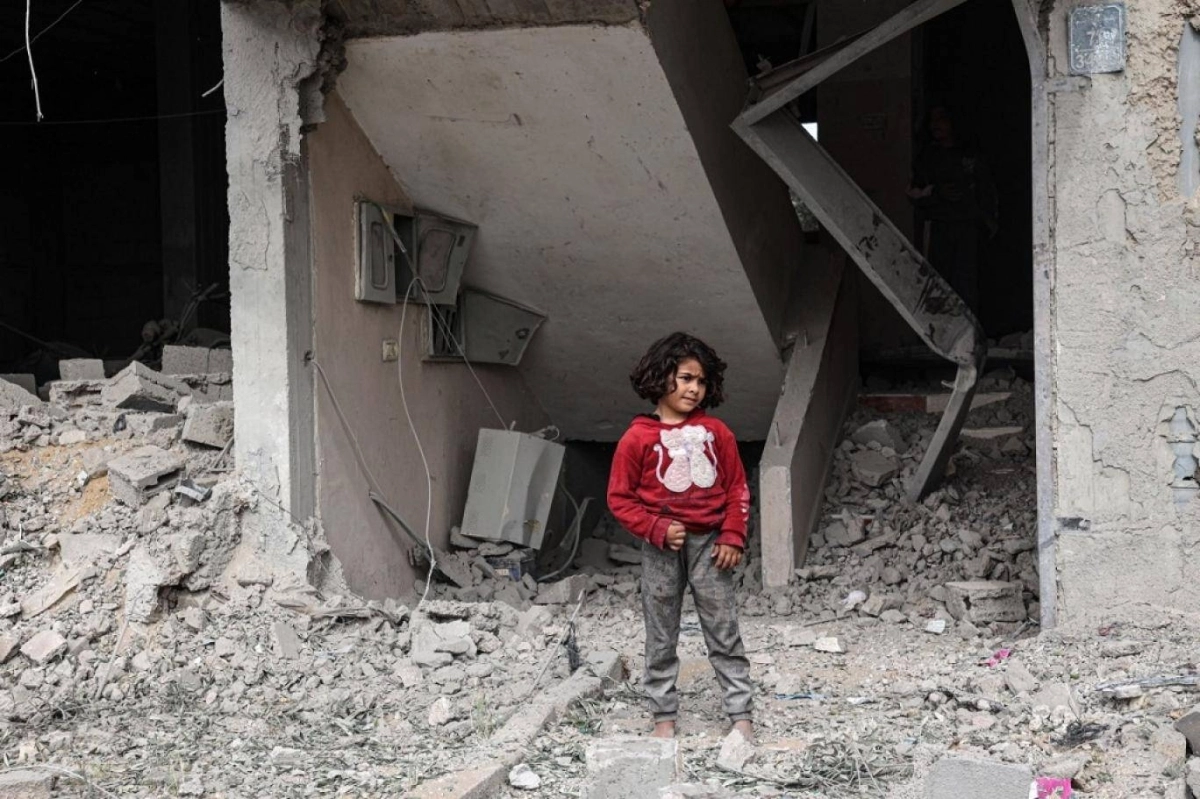 


طفلة فلسطينية تقف أمام منزلها المهدم                                                              (مكة) 