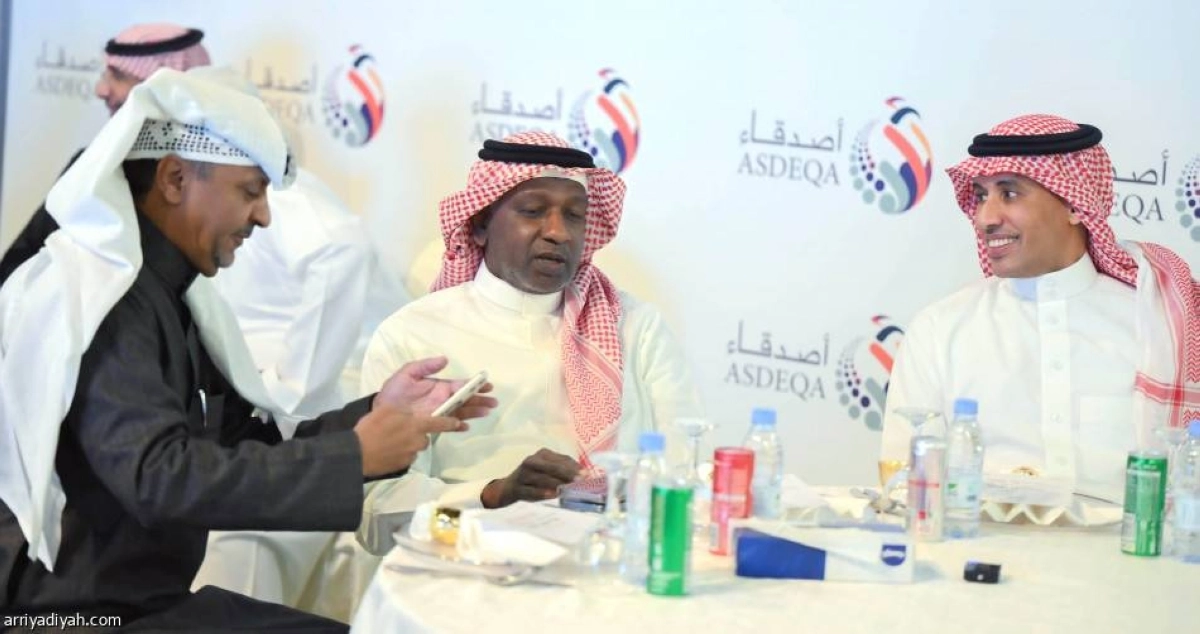 الزميلان بتال القوس وأحمد سرور في حديث جانبي مع ماجد عبدالله