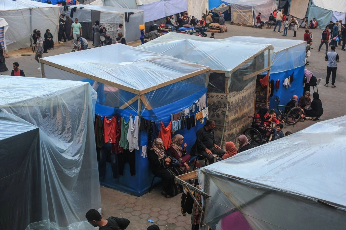 


خيام في ملعب بإحدى مدارس غزة                        (مكة) 