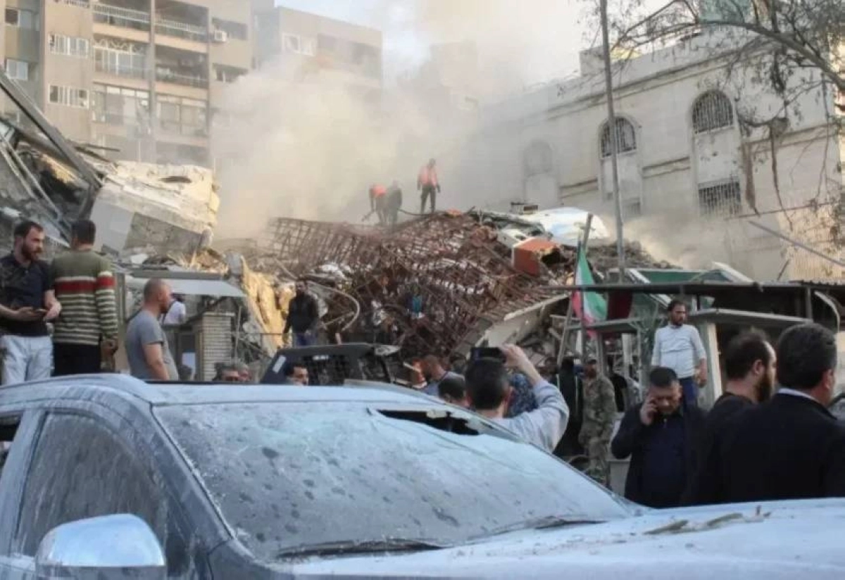 


محاولات إخراج الجثث من تحت الأنقاض                                                               (مكة) 