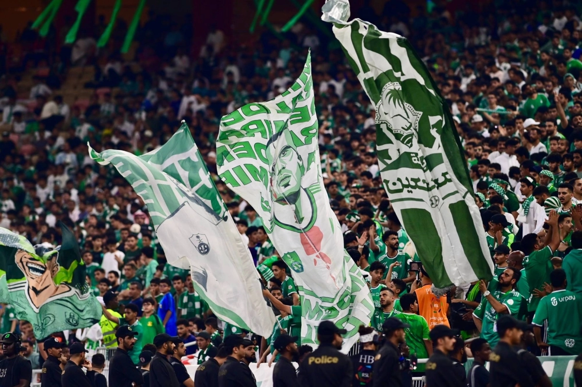 


جماهير الأهلي تساند فريقها في الديربي                                                                                                          ( مكة) 