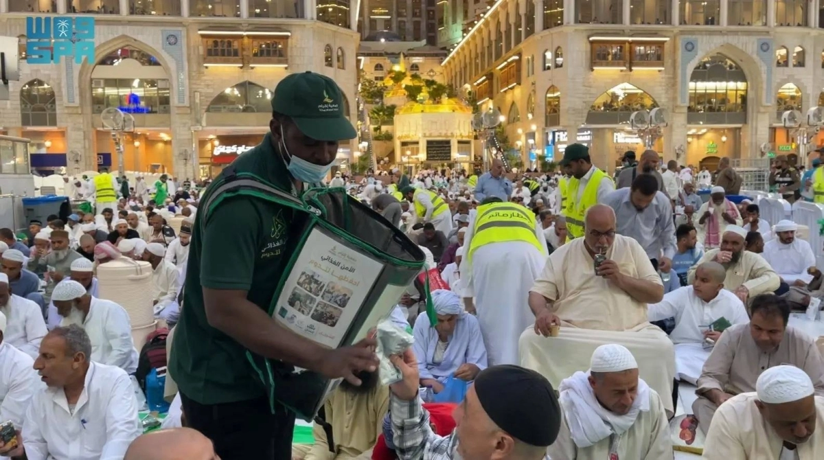 


من توزيع الوجبات                      (مكة) 