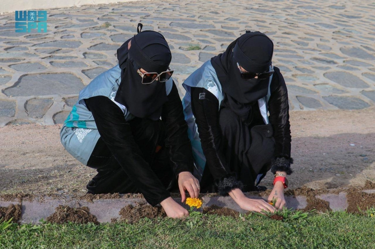 


متطوعتان خلال غرس الشتلات                   (مكة) 